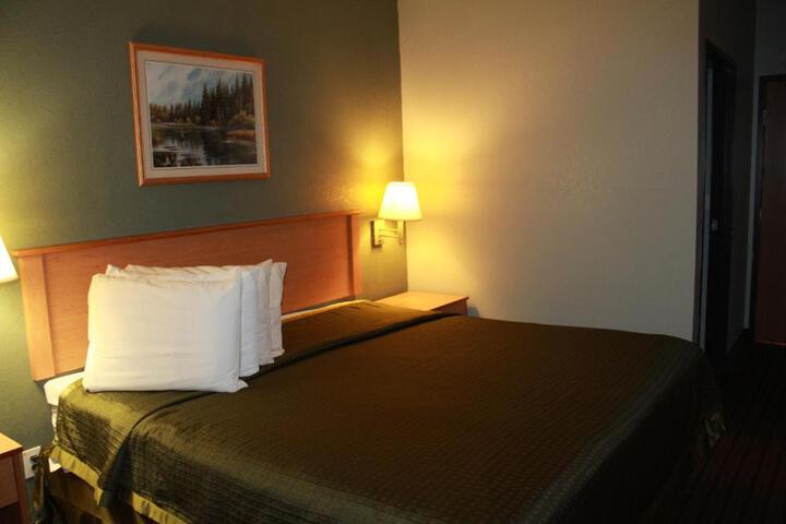 Deluxe Room 1 King Bed (1 of 4)