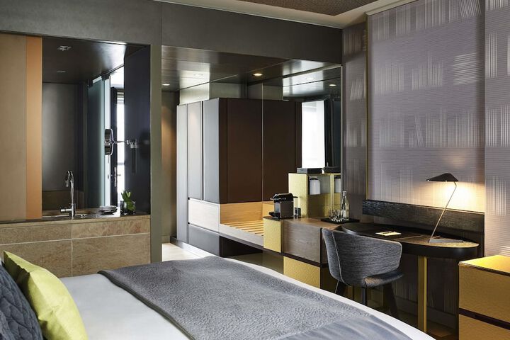 Room 54 of 215