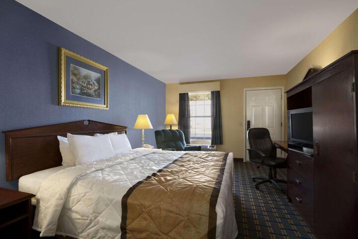 2 Double Beds (3 of 8)