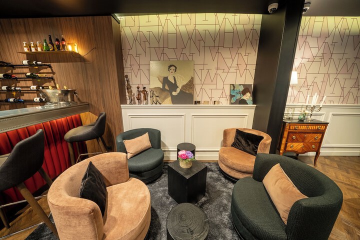 Lounge 48 of 56