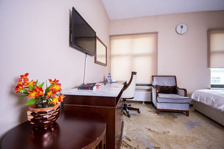 Room 6 of 68