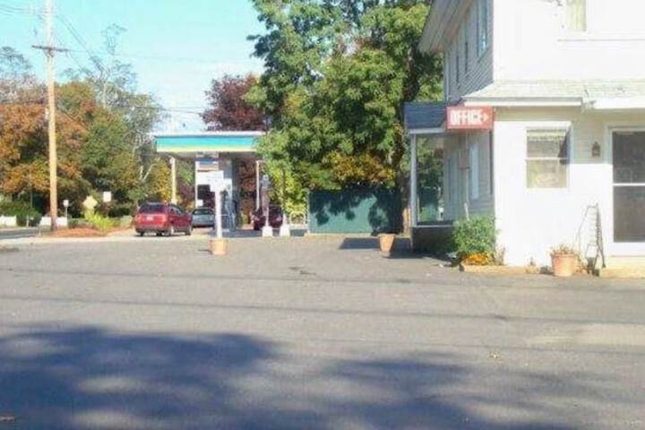 Exterior of Elmwood Motor Lodge