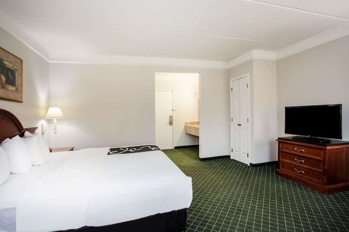 Deluxe King Bed (2 of 13)