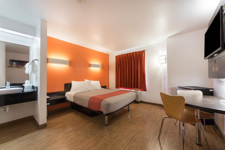 1 Queen Bed (8 of 8)