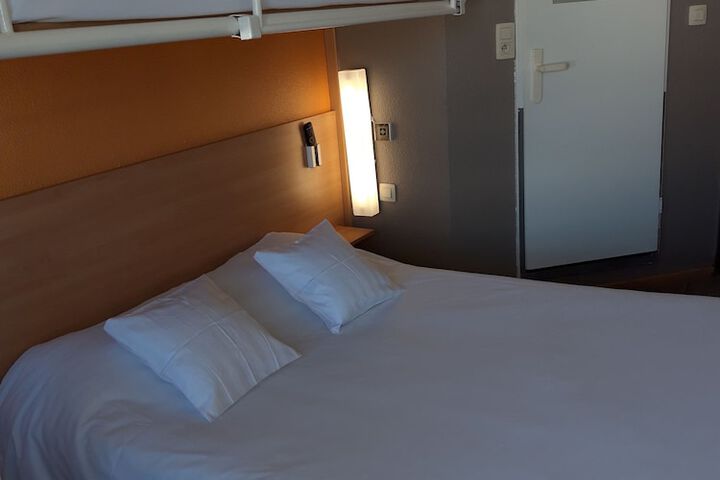 Room 11 of 33