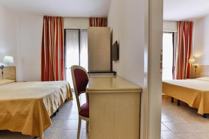 Room 5 of 9