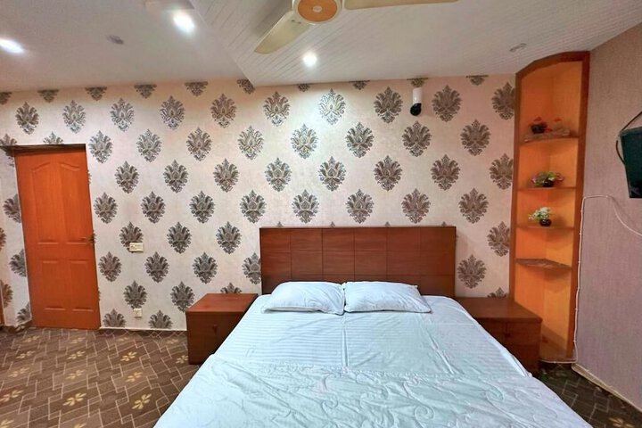Room 3 of 37