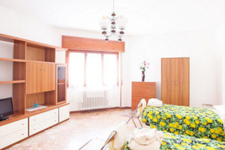 Room 83 of 320