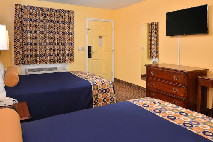 1 Queen Bed (8 of 8)