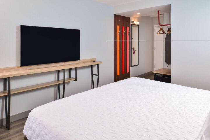 1 King Bed (5 of 6)