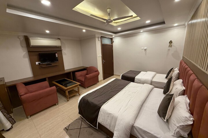 Room 3 of 12