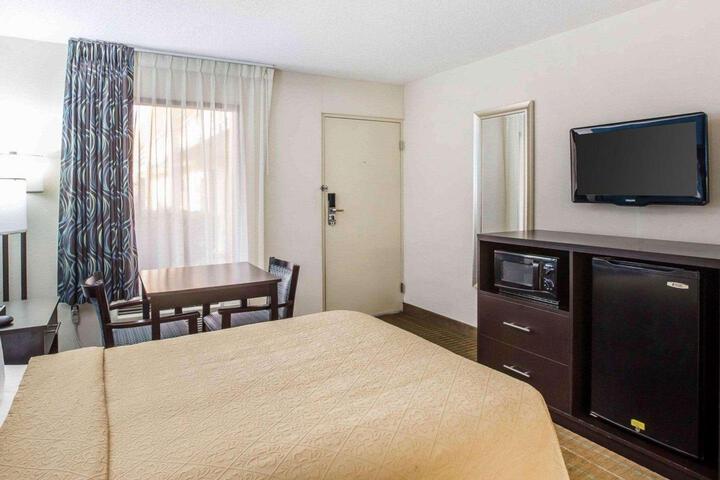 1 Queen Bed (5 of 5)
