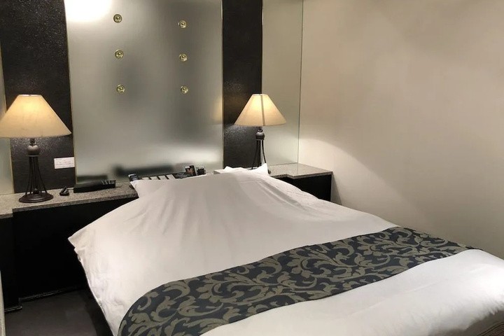 Room 4 of 17