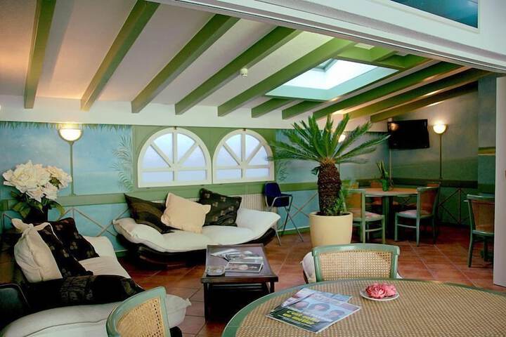 Lounge 52 of 63