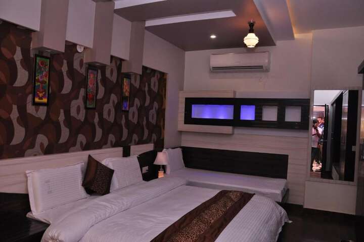 Room 4 of 11