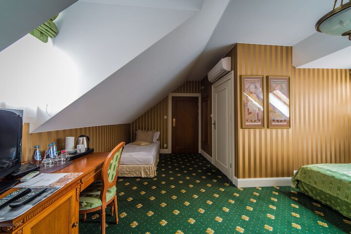 Room 28 of 66