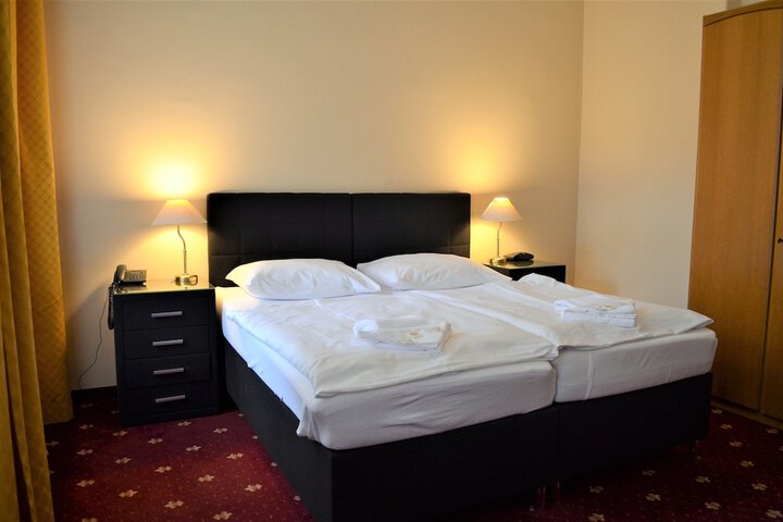 Room 16 of 60
