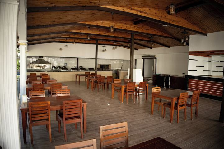 Dining 33 of 50