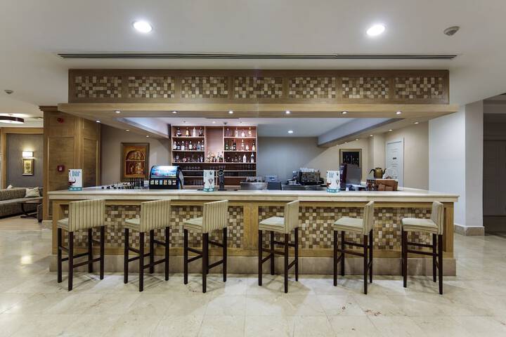 Lounge 130 of 182