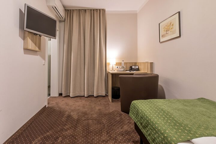 Room 25 of 63