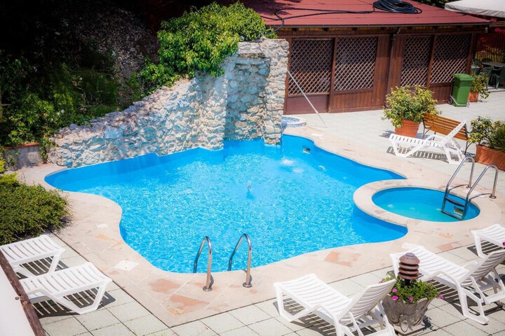 Pool 40 of 48