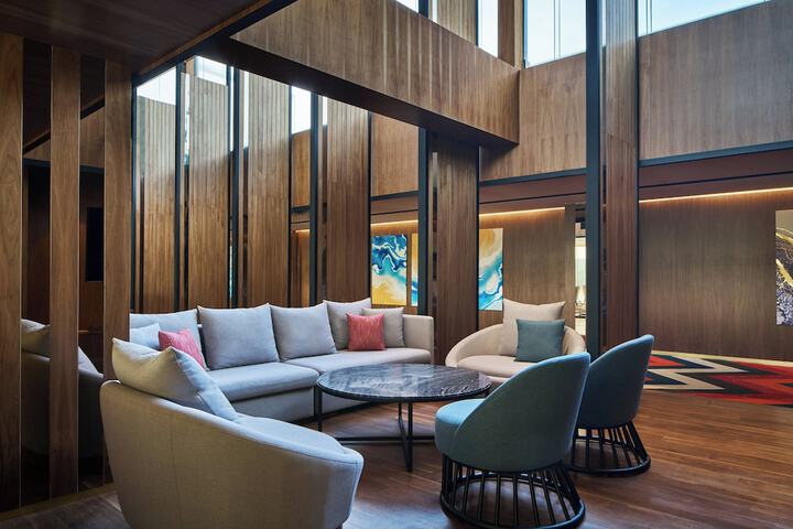 Lounge 74 of 111