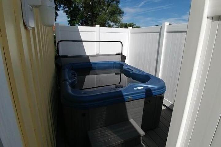 Private spa tub