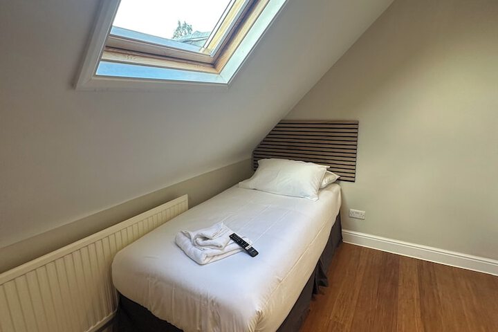 Room 10 of 38
