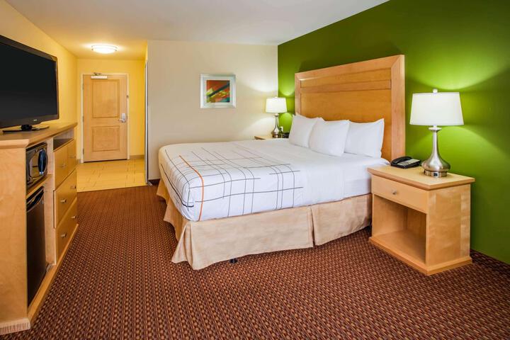 1 Queen Bed (3 of 17)