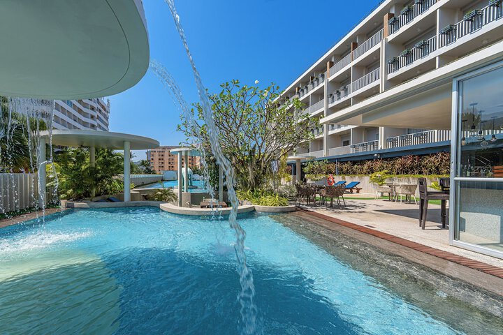 Pool 105 of 220