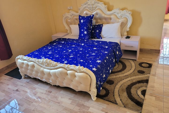 Room 2 of 10