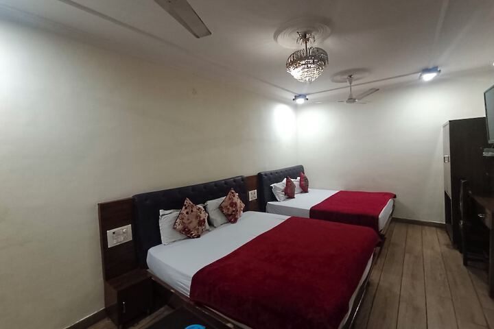 Room 13 of 32
