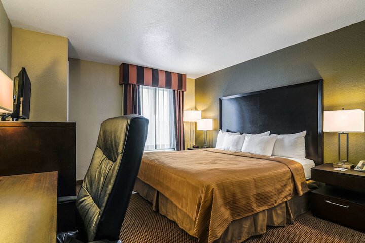 Quality Inn & Suites Winfield | Bookonline.com