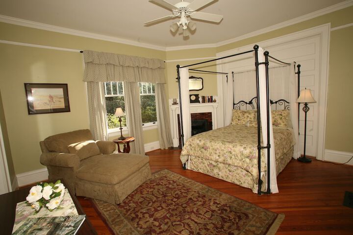 Room 6 of 11