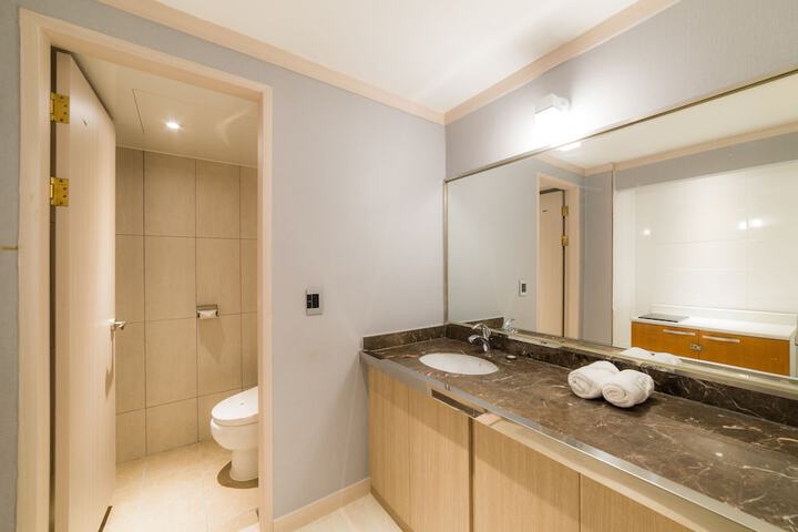 Room 10 of 32