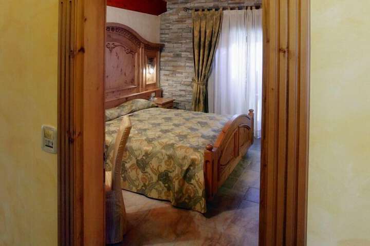 Room 8 of 77