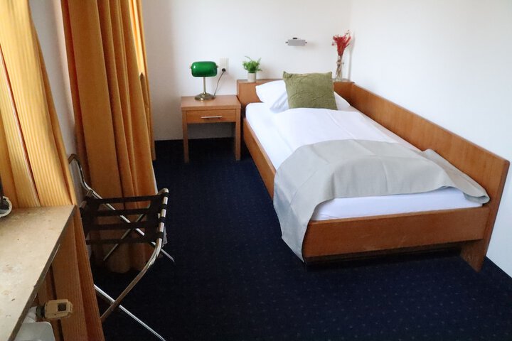 Room 3 of 20