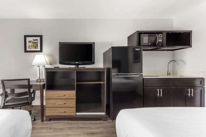 1 King Bed Efficiency (11 of 12)