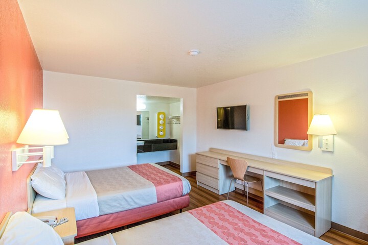 1 Queen Bed (6 of 9)
