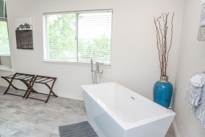 Deep soaking bathtub