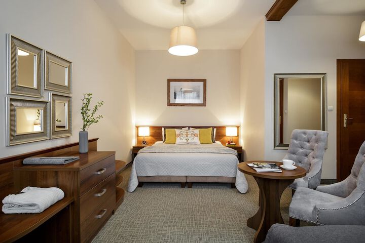 Room 33 of 48