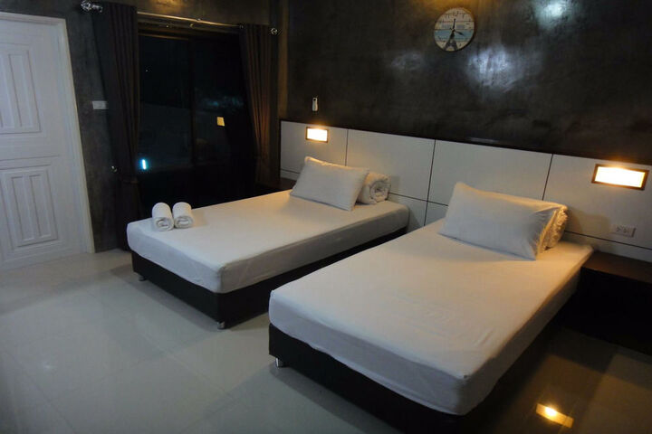 Room 6 of 17