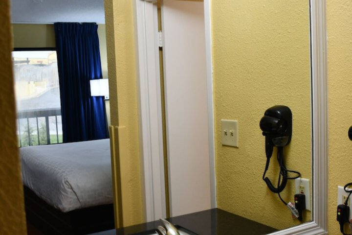 1 King Bed | (4 of 12)