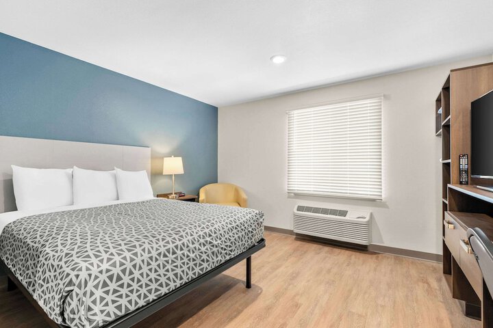 1 Queen Bed (16 of 32)