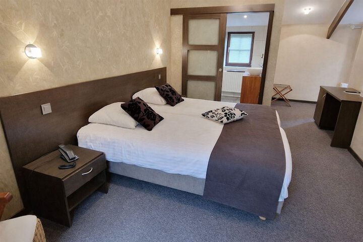 Room 4 of 18