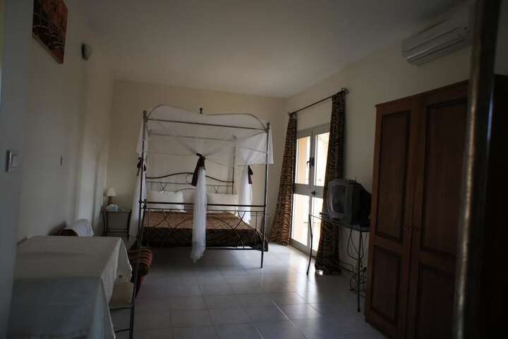 Room 6 of 13