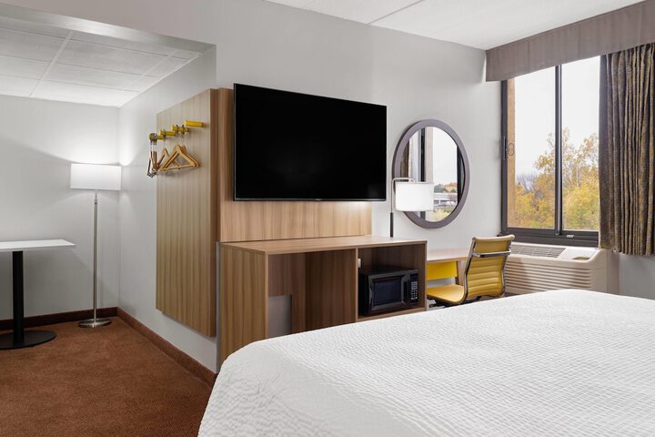 Room 15 of 33