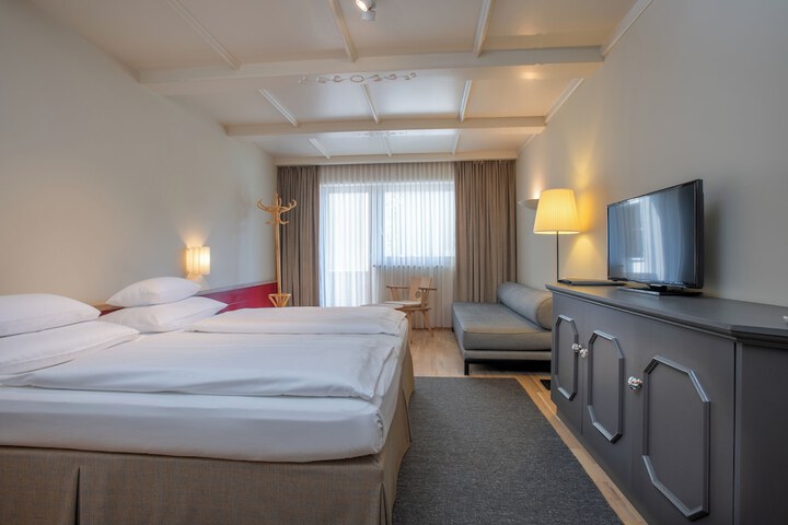 Room 4 of 18