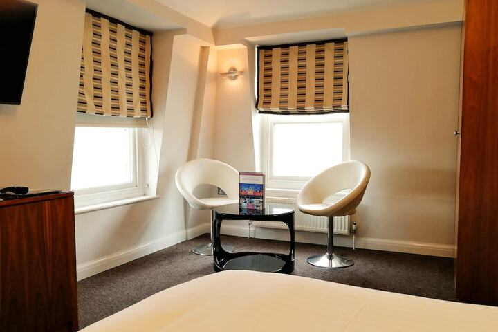 Room 52 of 80