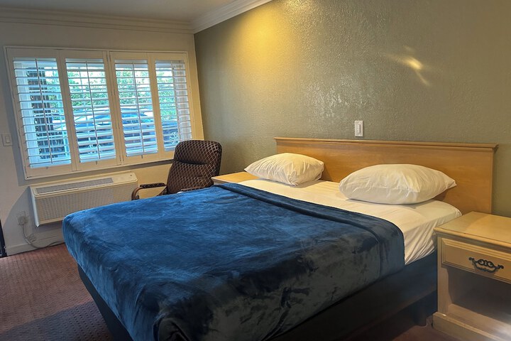 1 King Bed (13 of 15)